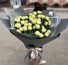 Букет Белые кустовые розы Солинеро в Суземке