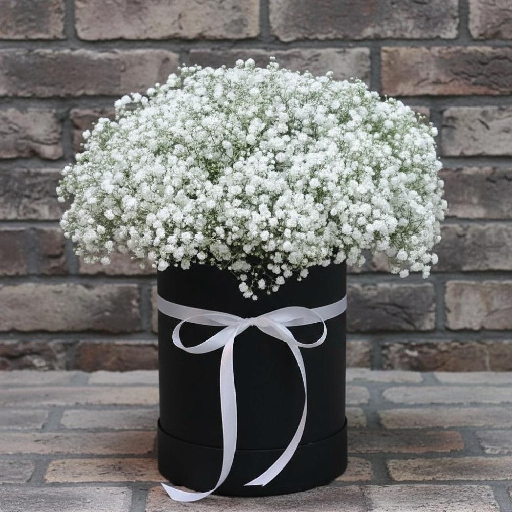 Цветочная композиция из Гипсофила в шляпной коробке в Суземке