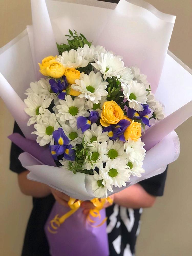 Букет цветов из: Ирисы, Хризантемы и Розы в Суземке