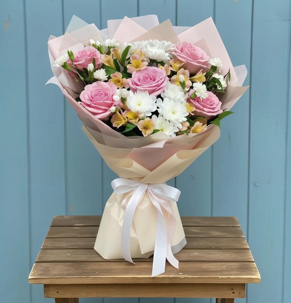 Букет цветов из: Гвоздики, Орхидеи и Розы в Суземке