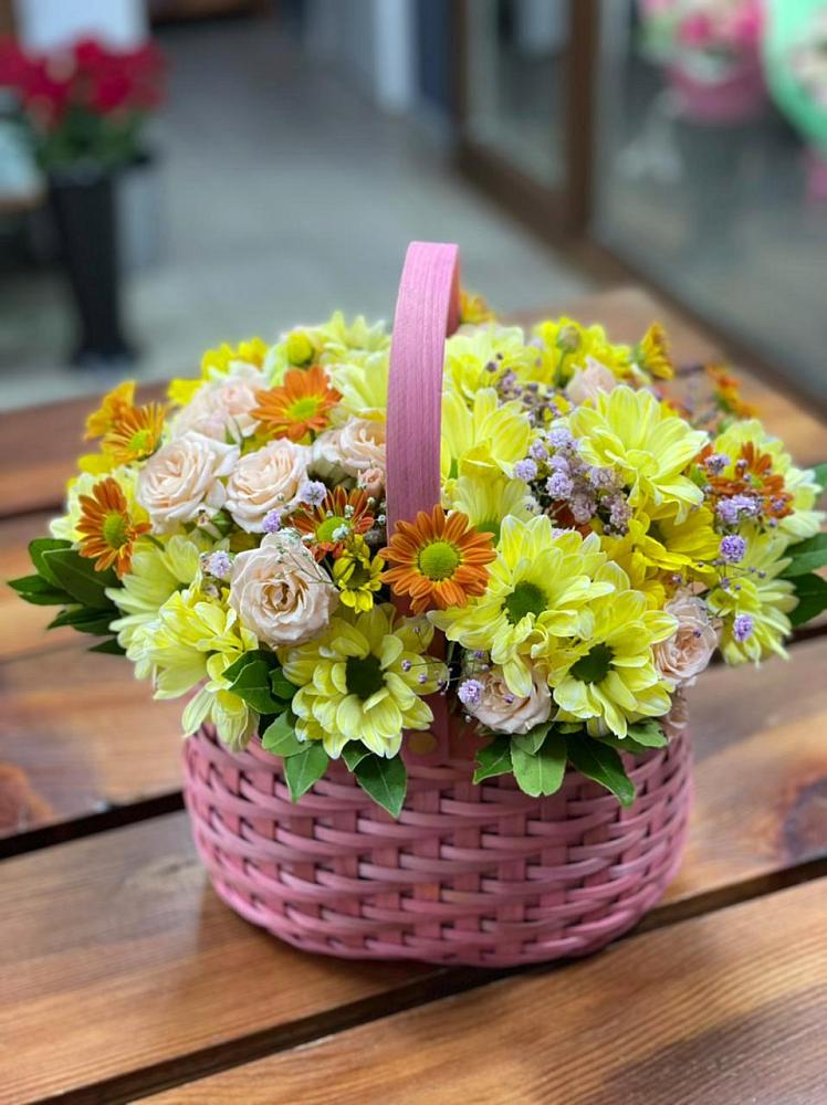 Цветочная композиция из Хризантемы и Розы в корзине в Суземке