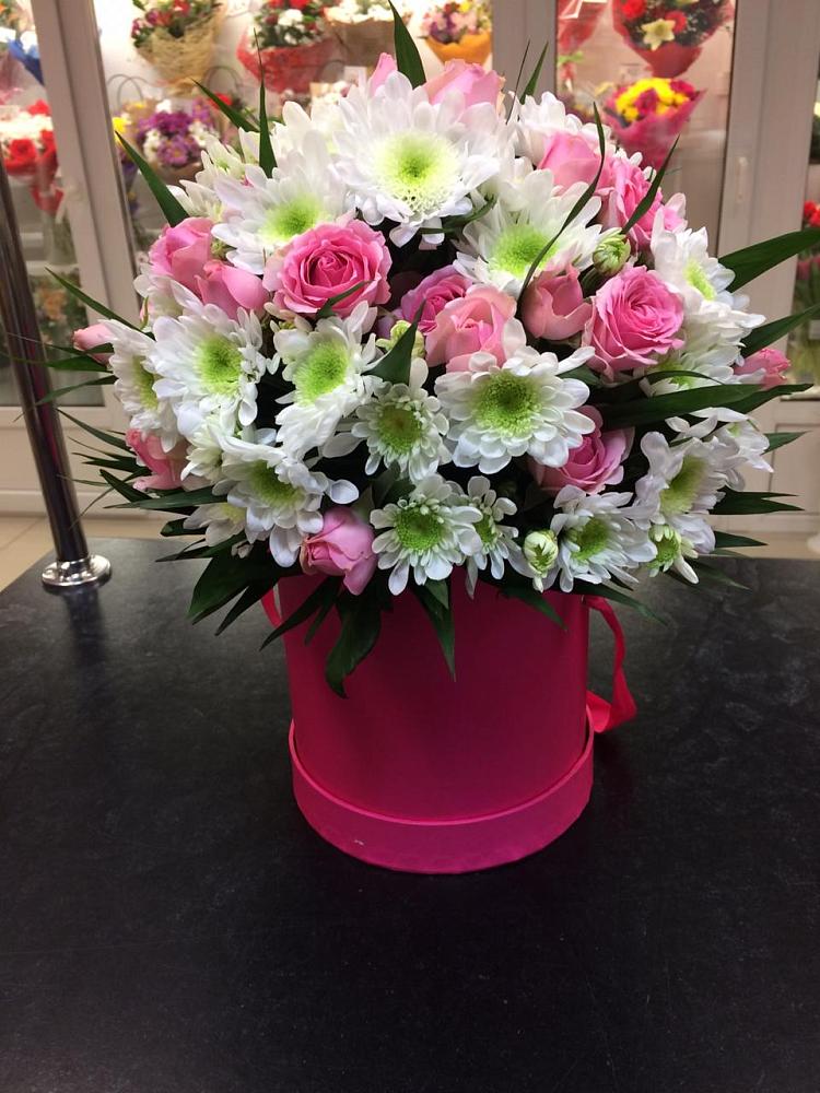 Цветочная композиция из Розы и Хризантемы в шляпной коробке в Суземке