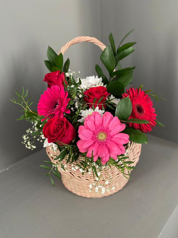 Цветочная композиция из Розы, Хризантемы и Герберы в корзине в Суземке