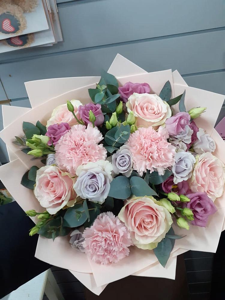 Букет цветов из: Розы, Гвоздики и Лизиантусы в Суземке