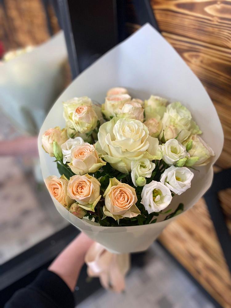 Букет цветов из: Розы и Лизиантусы в Суземке